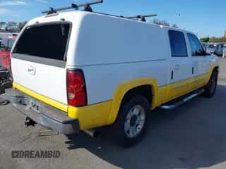 2005 Chevrolet Silverado 1500 LS z VIN 2GCEC13T451338957, wystawiony jako IAAI lot #43428954 z przebiegiem 217 596 mil mil oraz . Historia ofert i sprzedaży dostępna na DreamBid. Obrazek 4.