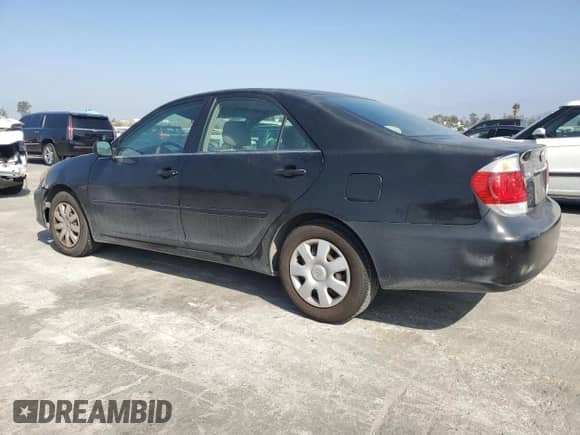 2005 Toyota Camry STD z VIN 4T1BE32K65U014670, wystawiony jako Copart lot #90064645 z przebiegiem 117 142 mil mil oraz Czysty tytuł • Clean title. Historia ofert i sprzedaży dostępna na DreamBid. Obrazek 2.