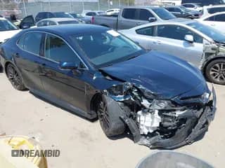 2021 Toyota Camry XSE z VIN 4T1KZ1AK0MU050962, wystawiony jako IAAI lot #42670710 z przebiegiem 75 010 mil mil oraz . Historia ofert i sprzedaży dostępna na DreamBid. Obrazek 1.