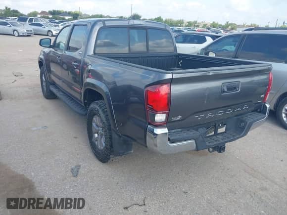 2017 Toyota Tacoma SR5 z VIN 5TFAZ5CN9HX050378, wystawiony jako IAAI lot #42942344 z przebiegiem 158 431 mil mil oraz . Historia ofert i sprzedaży dostępna na DreamBid. Obrazek 3.