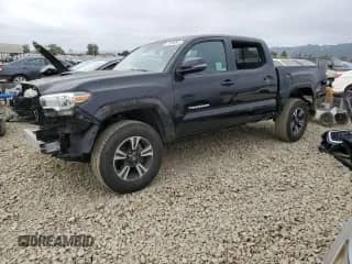 2018 Toyota Tacoma SR5 z VIN 3TMAZ5CN8JM074957, wystawiony jako Copart lot #71509095 z przebiegiem 70 733 mil mil oraz Szkoda całkowita • Salvage title. Historia ofert i sprzedaży dostępna na DreamBid. Obrazek 1.