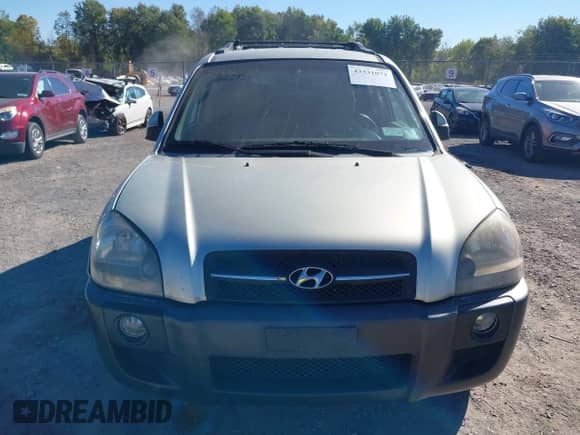 2008 Hyundai Tucson SE with VIN KM8JN12D88U823609, listed as a IAAI auction lot 43331072 with 184,362 mi miles and . Bid and sale history available at DreamBid. Image 12.