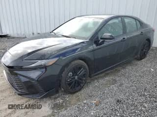 2025 Toyota Camry LE с VIN 4T1DAACK2SU061522, выставлен на аукционе Copart как лот 71068045 с пробегом 4 139 миль миль и Чистый • Clean title. История ставок и продаж доступна на DreamBid. Изображение 1.