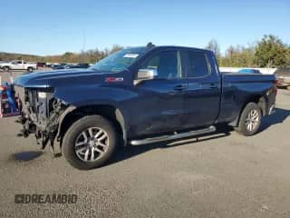 2020 Chevrolet Silverado 1500 LT z VIN 1GCRYDED3LZ338804, wystawiony jako Copart lot #83993085 z przebiegiem 92 618 mil mil oraz Szkoda całkowita • Salvage title. Historia ofert i sprzedaży dostępna na DreamBid. Obrazek 1.
