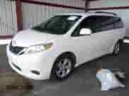 2011 Toyota Sienna LE z VIN 5TDKK3DC3BS097347, wystawiony jako IAAI lot #43452395 z przebiegiem 291 898 mil mil oraz . Historia ofert i sprzedaży dostępna na DreamBid. Obrazek 2.