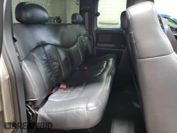 2001 Chevrolet Silverado 2500HD LS z VIN 1GCHK29U01E261048, wystawiony jako Copart lot #71836145 z przebiegiem 94 197 mil mil oraz Czysty tytuł • Clean title. Historia ofert i sprzedaży dostępna na DreamBid. Obrazek 10.
