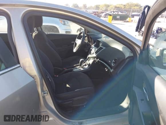 2014 Chevrolet Cruze 1LT z VIN 1G1PC5SB5E7341841, wystawiony jako IAAI lot #43574877 z przebiegiem 113 006 mil mil oraz . Historia ofert i sprzedaży dostępna na DreamBid. Obrazek 5.