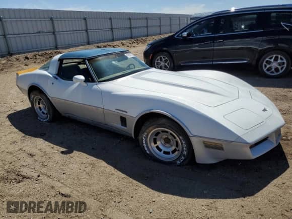1982 Chevrolet Corvette z VIN 1G1AY8781C5121238, wystawiony jako Copart lot #47667705 z przebiegiem 34 307 mil mil oraz Czysty tytuł • Clean title. Historia ofert i sprzedaży dostępna na DreamBid. Obrazek 4.