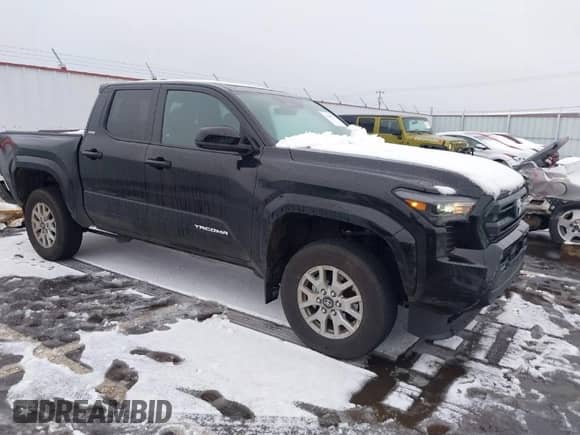 2024 Toyota Tacoma SR5 z VIN 3TMKB5FN3RM004833, wystawiony jako IAAI lot #41580572 z przebiegiem 7 039 mil mil oraz . Historia ofert i sprzedaży dostępna na DreamBid. Obrazek 1.