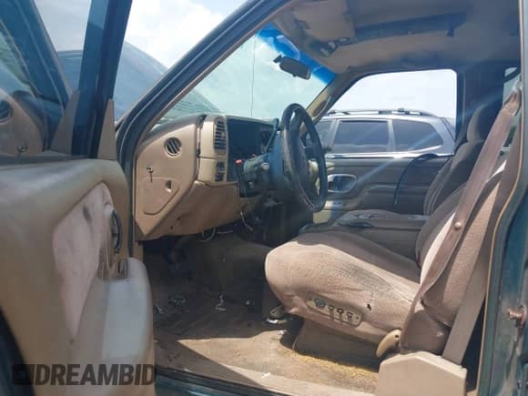 1995 Chevrolet Suburban with VIN 1GNEC16K2SJ320128, listed as a IAAI auction lot 42607381 with 226,987 mi miles and . Bid and sale history available at DreamBid. Image 5.