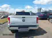 2019 Ram 1500 Big Horn z VIN 1C6SRFFT9KN665172, wystawiony jako IAAI lot #43094470 z przebiegiem 56 459 mil mil oraz . Historia ofert i sprzedaży dostępna na DreamBid. Obrazek 16.