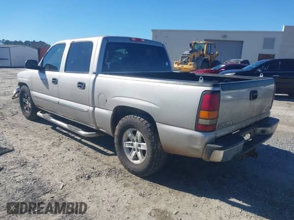 2005 GMC Sierra 1500 SLT z VIN 2GTEC13T251100136, wystawiony jako IAAI lot #41031903 z przebiegiem 440 920 mil mil oraz . Historia ofert i sprzedaży dostępna na DreamBid. Obrazek 3.