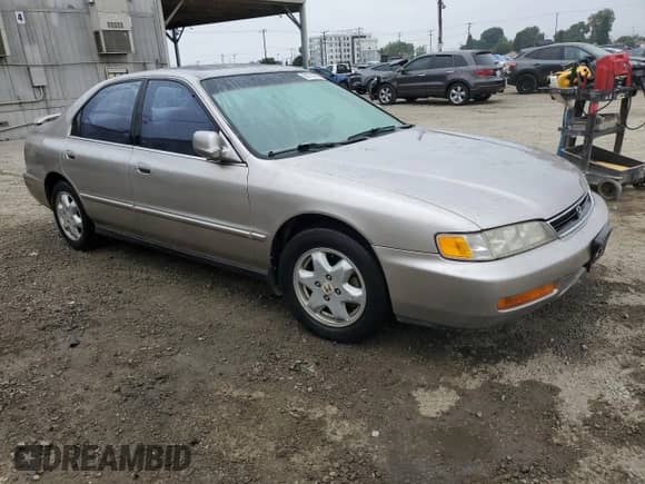 1996 Honda Accord EX z VIN 1HGCE6671TA003110, wystawiony jako Copart lot #60751665 z przebiegiem 129 984 mil mil oraz Czysty tytuł • Clean title. Historia ofert i sprzedaży dostępna na DreamBid. Obrazek 4.