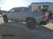 2024 Chevrolet Silverado 1500 Custom Trail Boss z VIN 3GCUDCE87RG219052, wystawiony jako Copart lot #56538995 z przebiegiem 22 030 mil mil oraz Szkoda całkowita • Salvage title. Historia ofert i sprzedaży dostępna na DreamBid. Obrazek 2.