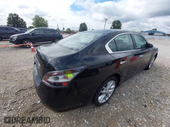 2014 Nissan Maxima SV z VIN 1N4AA5AP5EC437546, wystawiony jako IAAI lot #43316168 z przebiegiem 134 240 mil mil oraz . Historia ofert i sprzedaży dostępna na DreamBid. Obrazek 4.