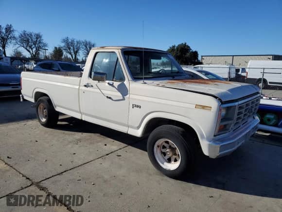 1985 Ford F-150 z VIN 1FTDF15YXFPA97115, wystawiony jako Copart lot #87000634 z przebiegiem 28 229 mil mil oraz Czysty tytuł • Clean title. Historia ofert i sprzedaży dostępna na DreamBid. Obrazek 4.