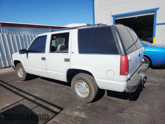 1996 Chevrolet Tahoe z VIN 1GNEC13R5TJ374784, wystawiony jako Copart lot #66554125 z przebiegiem 218 321 mil mil oraz Czysty tytuł • Clean title. Historia ofert i sprzedaży dostępna na DreamBid. Obrazek 2.
