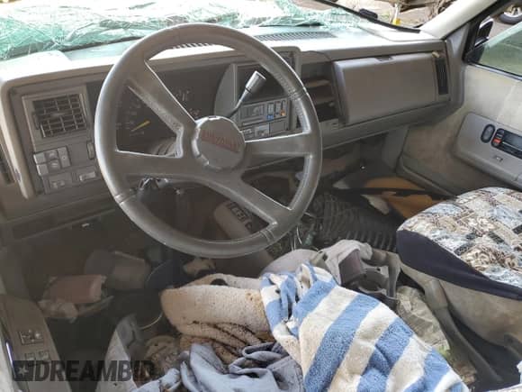 1993 Chevrolet Blazer z VIN 1GNEK18K8PJ350614, wystawiony jako Copart lot #84088954 z przebiegiem 247 946 mil mil oraz Szkoda całkowita • Salvage title. Historia ofert i sprzedaży dostępna na DreamBid. Obrazek 8.