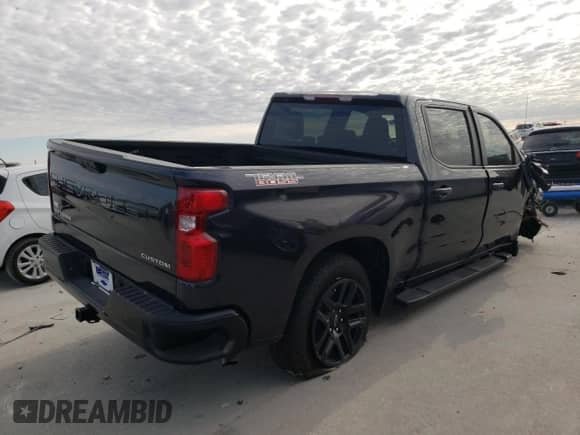 2024 Chevrolet Silverado 1500 Custom Trail Boss z VIN 3GCPDCEK8RG398601, wystawiony jako Copart lot #88468505 z przebiegiem 933 mil mil oraz Szkoda całkowita • Salvage title. Historia ofert i sprzedaży dostępna na DreamBid. Obrazek 3.