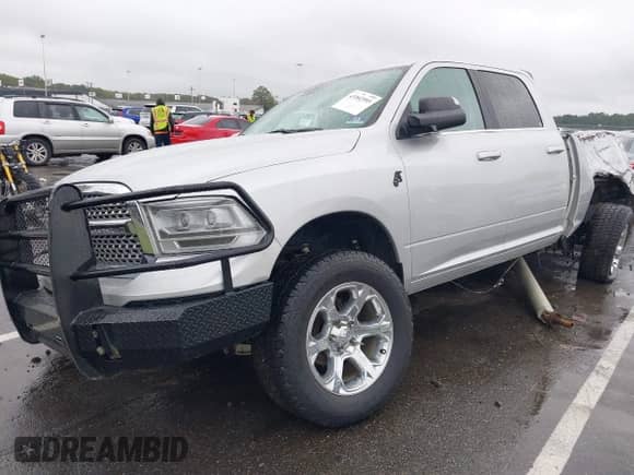 2019 Ram 1500 SLT z VIN 1C6RR7TT5KS513271, wystawiony jako IAAI lot #43302995 z przebiegiem 105 635 mil mil oraz . Historia ofert i sprzedaży dostępna na DreamBid. Obrazek 2.
