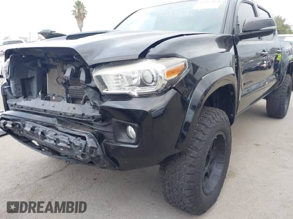 2016 Toyota Tacoma SR z VIN 5TFCZ5AN8GX002137, wystawiony jako IAAI lot #43262454 z przebiegiem 187 414 mil mil oraz . Historia ofert i sprzedaży dostępna na DreamBid. Obrazek 18.