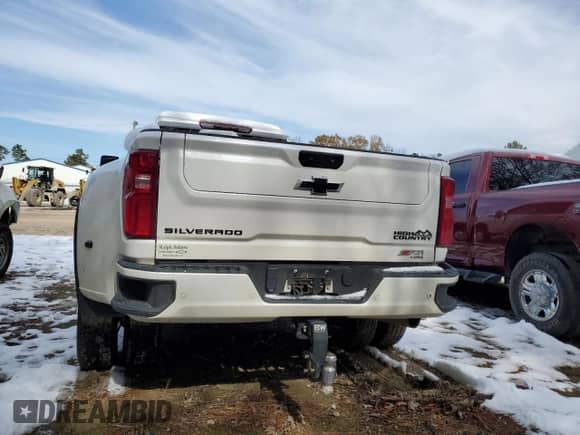 2024 Chevrolet Silverado 3500HD High Country с VIN 1GC4YVEY7RF383855, выставлен на аукционе Copart как лот 87835935 с пробегом 17 133 миль миль и Списание • Salvage title. История ставок и продаж доступна на DreamBid. Изображение 6.