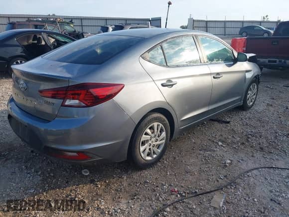 2019 Hyundai Elantra SE z VIN KMHD74LF3KU759530, wystawiony jako IAAI lot #43083290 z przebiegiem 117 606 mil mil oraz . Historia ofert i sprzedaży dostępna na DreamBid. Obrazek 4.