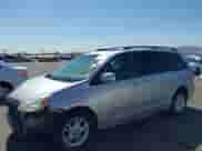 2004 Toyota Sienna XLE z VIN 5TDBA22C04S002570, wystawiony jako IAAI lot #42288609 z przebiegiem 234 932 mil mil oraz . Historia ofert i sprzedaży dostępna na DreamBid. Obrazek 18.