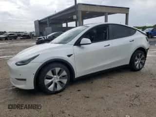 2020 Tesla Model Y Long Range with VIN 5YJYGDEE9LF017153, listed as a Copart auction lot 70582704 with 27,568 mi miles and Salvage title. Bid and sale history available at DreamBid. Image 1.