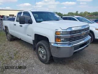 2015 Chevrolet Silverado 2500HD Work Truck z VIN 1GC2CUEG4FZ141249, wystawiony jako IAAI lot #43053342 z przebiegiem Nie podano mil oraz . Historia ofert i sprzedaży dostępna na DreamBid. Obrazek 1.