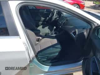 2018 Chevrolet Cruze LT z VIN 1G1BE5SM8J7182331, wystawiony jako IAAI lot #43394157 z przebiegiem Nie podano mil oraz . Historia ofert i sprzedaży dostępna na DreamBid. Obrazek 5.