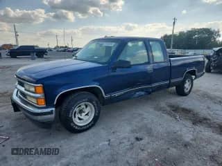 1998 Chevrolet Silverado 1500 z VIN 1GCEC19W0WE177573, wystawiony jako Copart lot #81848985 z przebiegiem 268 628 mil mil oraz Szkoda całkowita • Salvage title. Historia ofert i sprzedaży dostępna na DreamBid. Obrazek 1.