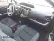 2015 Toyota Prius One z VIN JTDKDTB33F1575685, wystawiony jako IAAI lot #43508333 z przebiegiem 121 064 mil mil oraz . Historia ofert i sprzedaży dostępna na DreamBid. Obrazek 5.