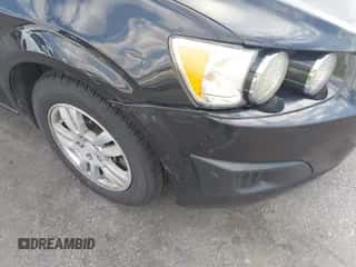 2014 Chevrolet Sonic LT z VIN 1G1JC5SH7E4137635, wystawiony jako IAAI lot #43083539 z przebiegiem 176 334 mil mil oraz . Historia ofert i sprzedaży dostępna na DreamBid. Obrazek 6.