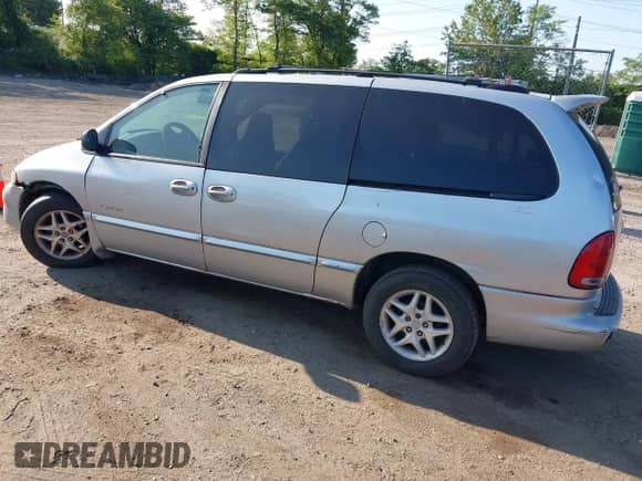 1999 Dodge Caravan SE with VIN 2B4GP44R3XR476511, listed as a IAAI auction lot 42396378 with 137,937 mi miles and . Bid and sale history available at DreamBid. Image 3.