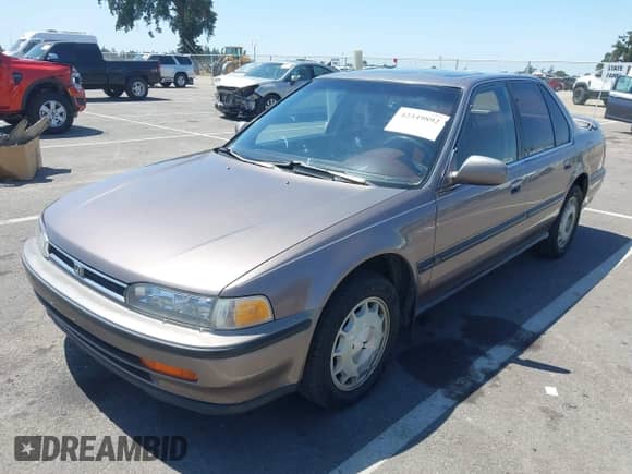 1992 Honda Accord with VIN JHMCB7676NC016583, listed as a IAAI auction lot 42349892 with 204,863 mi miles and . Bid and sale history available at DreamBid. Image 17.