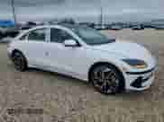 2023 Hyundai Ioniq 6 Limited z VIN KMHM54AA2PA052554, wystawiony jako Copart lot #74362523 z przebiegiem 5 mil mil oraz . Historia ofert i sprzedaży dostępna na DreamBid. Obrazek 4.