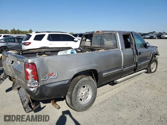 2000 Chevrolet Silverado 2500 LS with VIN 1GCGK29U0YE401167, listed as a Copart auction lot 70407574 with 146,174 mi miles and Salvage title. Bid and sale history available at DreamBid. Image 3.