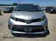 2018 Toyota Sienna SE z VIN 5TDXZ3DC7JS952681, wystawiony jako Copart lot #58244245 z przebiegiem 89 313 mil mil oraz Szkoda całkowita • Salvage title. Historia ofert i sprzedaży dostępna na DreamBid. Obrazek 5.