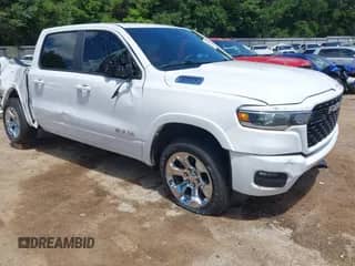 2025 Ram 1500 Big Horn z VIN 1C6RREFG7SN534270, wystawiony jako IAAI lot #42577361 z przebiegiem 33 491 mil mil oraz . Historia ofert i sprzedaży dostępna na DreamBid. Obrazek 1.