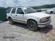 1999 Chevrolet Blazer LT z VIN 1GNDT13W3X2214016, wystawiony jako IAAI lot #42596328 z przebiegiem 179 837 mil mil oraz . Historia ofert i sprzedaży dostępna na DreamBid. Obrazek 1.