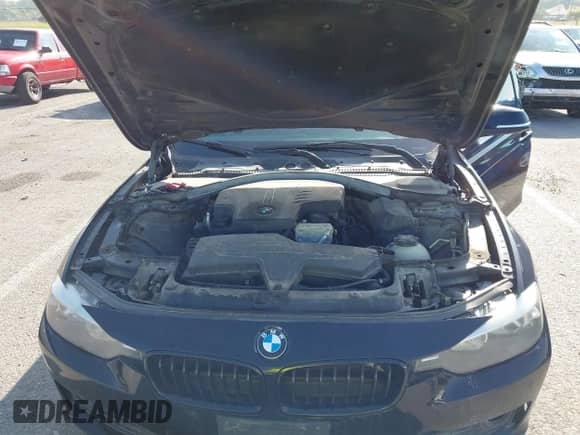 2015 BMW 3 Series 320i xDrive z VIN WBA3C3G56FNT51902, wystawiony jako IAAI lot #43152629 z przebiegiem 154 591 mil mil oraz . Historia ofert i sprzedaży dostępna na DreamBid. Obrazek 10.