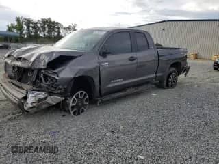 2015 Toyota Tundra SR z VIN 5TFUW5F18FX483587, wystawiony jako Copart lot #66334985 z przebiegiem 152 067 mil mil oraz Szkoda całkowita • Salvage title. Historia ofert i sprzedaży dostępna na DreamBid. Obrazek 1.
