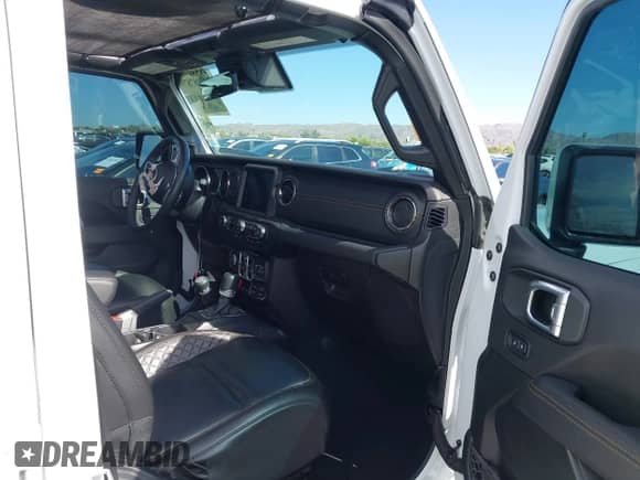 2021 Jeep Wrangler Unlimited Sahara z VIN 1C4JJXP63MW716690, wystawiony jako IAAI lot #42087879 z przebiegiem 40 889 mil mil oraz . Historia ofert i sprzedaży dostępna na DreamBid. Obrazek 5.