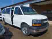 2018 Chevrolet Express Passenger LT z VIN 1GAZGPFPXJ1234974, wystawiony jako IAAI lot #41753701 z przebiegiem 190 343 mil mil oraz . Historia ofert i sprzedaży dostępna na DreamBid. Obrazek 1.
