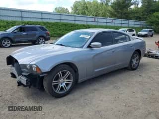 2013 Dodge Charger SXT z VIN 2C3CDXHG7DH633029, wystawiony jako Copart lot #62457445 z przebiegiem 107 159 mil mil oraz Czysty tytuł • Clean title. Historia ofert i sprzedaży dostępna na DreamBid. Obrazek 1.
