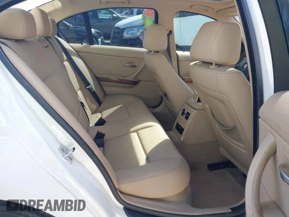 2007 BMW 3 Series 328i z VIN WBAVC53547FZ73971, wystawiony jako IAAI lot #43293178 z przebiegiem 137 616 mil mil oraz . Historia ofert i sprzedaży dostępna na DreamBid. Obrazek 8.