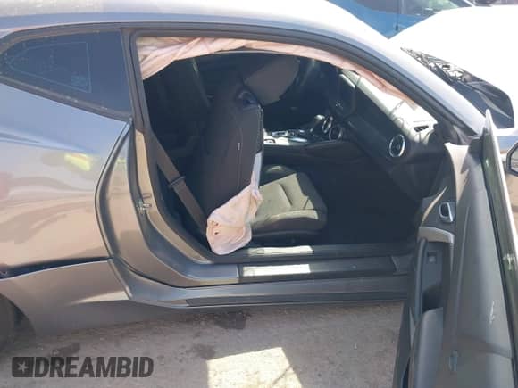 2022 Chevrolet Camaro 1LT z VIN 1G1FB1RX8N0119506, wystawiony jako IAAI lot #41805800 z przebiegiem Nie podano mil oraz . Historia ofert i sprzedaży dostępna na DreamBid. Obrazek 5.