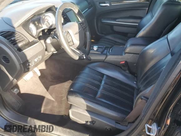 2017 Chrysler 300 S z VIN 2C3CCAGG8HH597228, wystawiony jako Copart lot #86149115 z przebiegiem 122 651 mil mil oraz Czysty tytuł • Clean title. Historia ofert i sprzedaży dostępna na DreamBid. Obrazek 7.