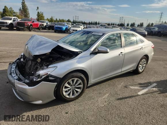 2017 Toyota Camry LE z VIN 4T1BF1FK7HU800073, wystawiony jako Copart lot #86455635 z przebiegiem Nie podano mil oraz Szkoda całkowita • Salvage title. Historia ofert i sprzedaży dostępna na DreamBid. Obrazek 1.